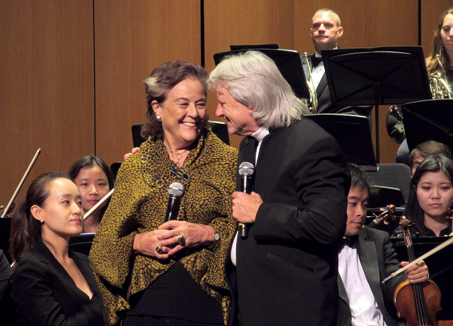 The wife of late composer Andrzej Panufnik with USC Thornton conductor Carl St. Clair during a 2014 visit.