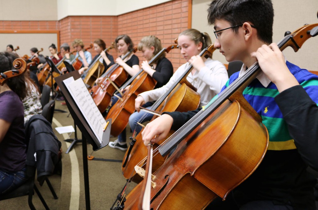 An ensemble of over 100 cellists rehearsed at USC Thornton for their May 17th performance at Walt Disney Concert Hall of Anna Clyne’s “Threads and Traces.” (Photo by Evan Calbi/USC)