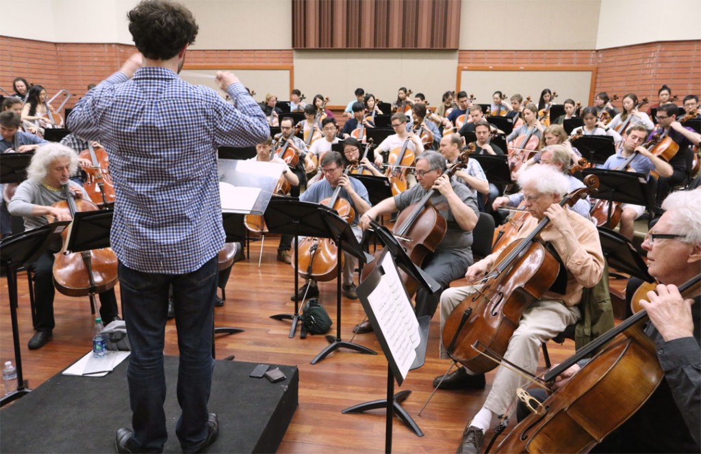 An ensemble of over 100 cellists rehearsed at USC Thornton for their May 17th performance at Walt Disney Concert Hall of Anna Clyne’s “Threads and Traces.” (Photo by Evan Calbi/USC)