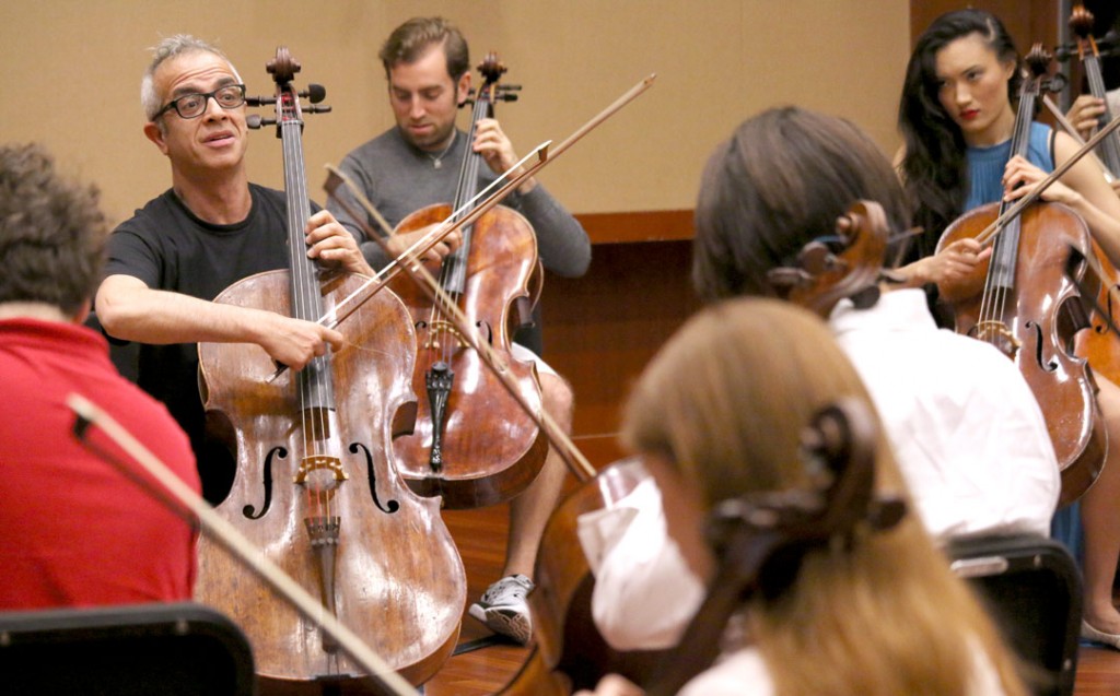 Italian cellist Giovanni Sollima led an energetic workshop in musical improvisation for student Fellows of the Piatigorsky International Cello Festival on May 19 at USC’s Schoenfeld Symphonic Hall. (Photo by Daniel Anderson/USC)