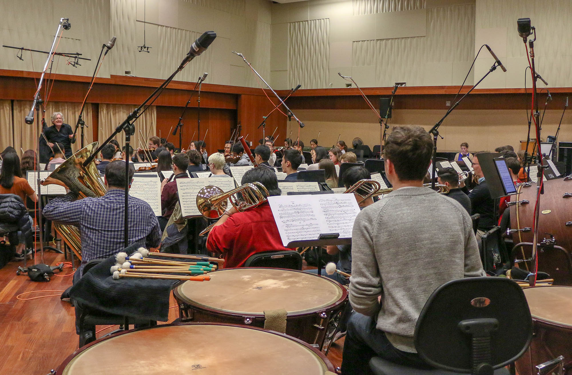 The USC Thornton Symphony rehearses while being recorded by 30 microphones. (Photo by Isaac Lee)