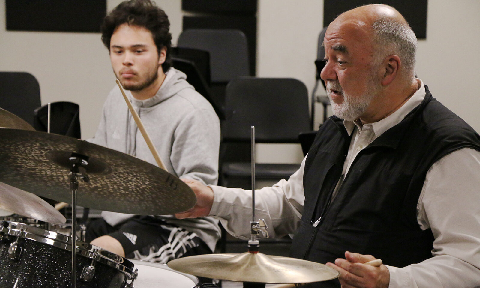 Photo of Peter Erskine with student at drums 