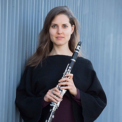 Yasmina Spiegelberg holding clarinet