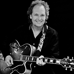 Black and white picture of Lee Ritenour