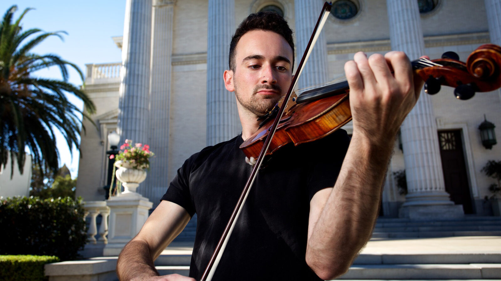 Photo of violinist Michael Siess 