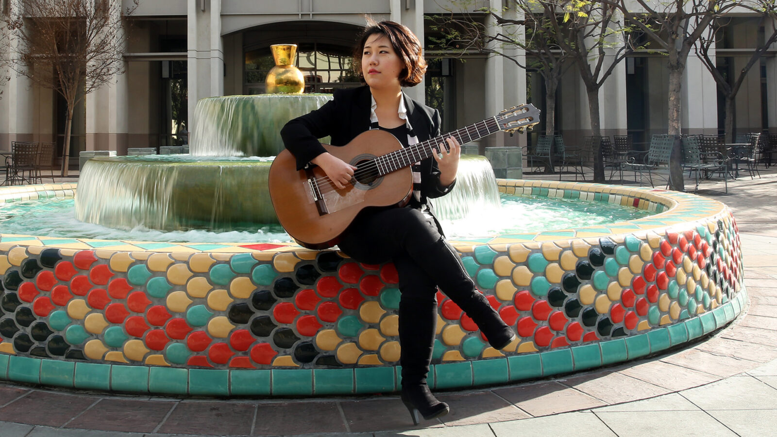 Photo of classical guitarist 