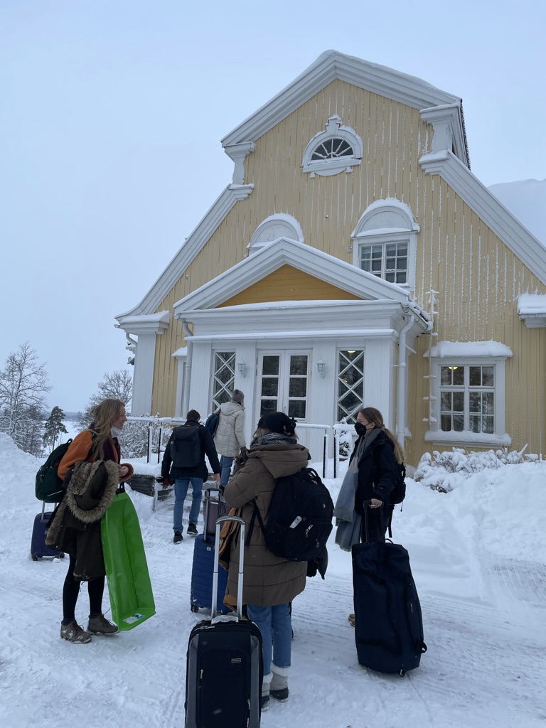 The crew arrives at the Ylä-Kuninkala carrying luggage. 