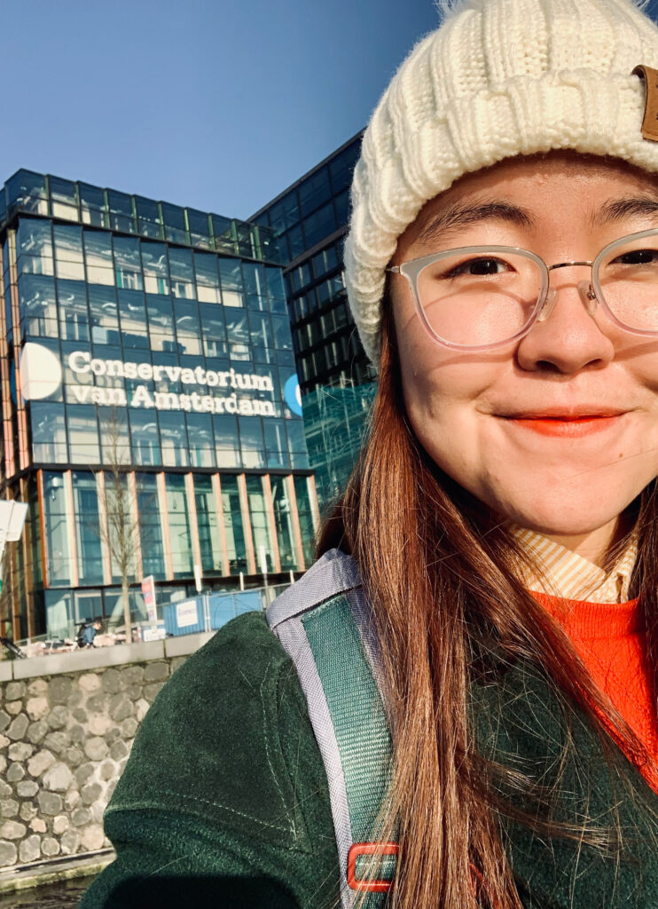 Photo of Linda Insook Diaz smiling outside the Conservatorium van Amsterdam. 