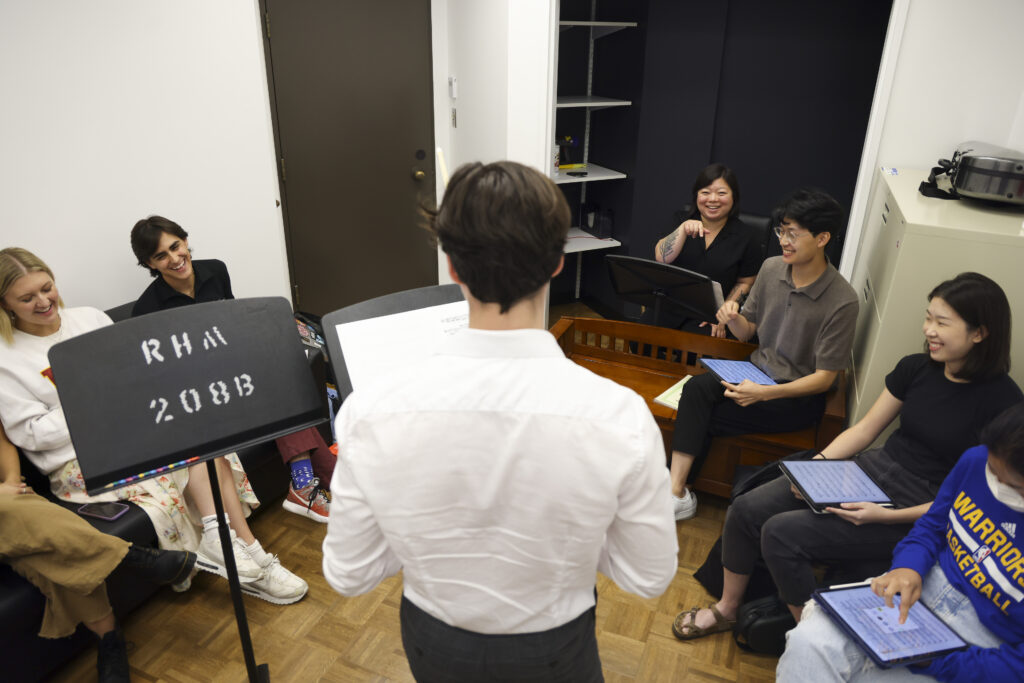 Photo of Yura Lee teaching a group of violin students during a studio class at USC Thornton.