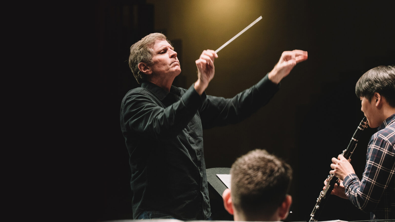 Frank Ticheli conducting a symphony orchestra 