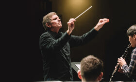 Photo of Frank Ticheli conducting a symphony orchestra