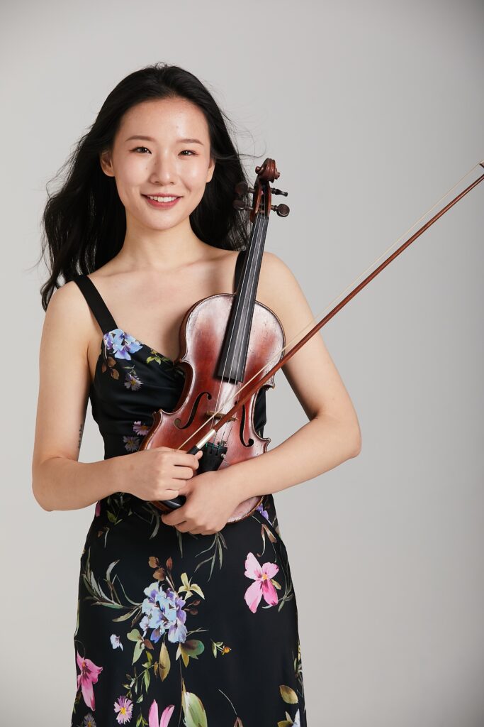 Photo of violinist Yue Qian in concert attire.