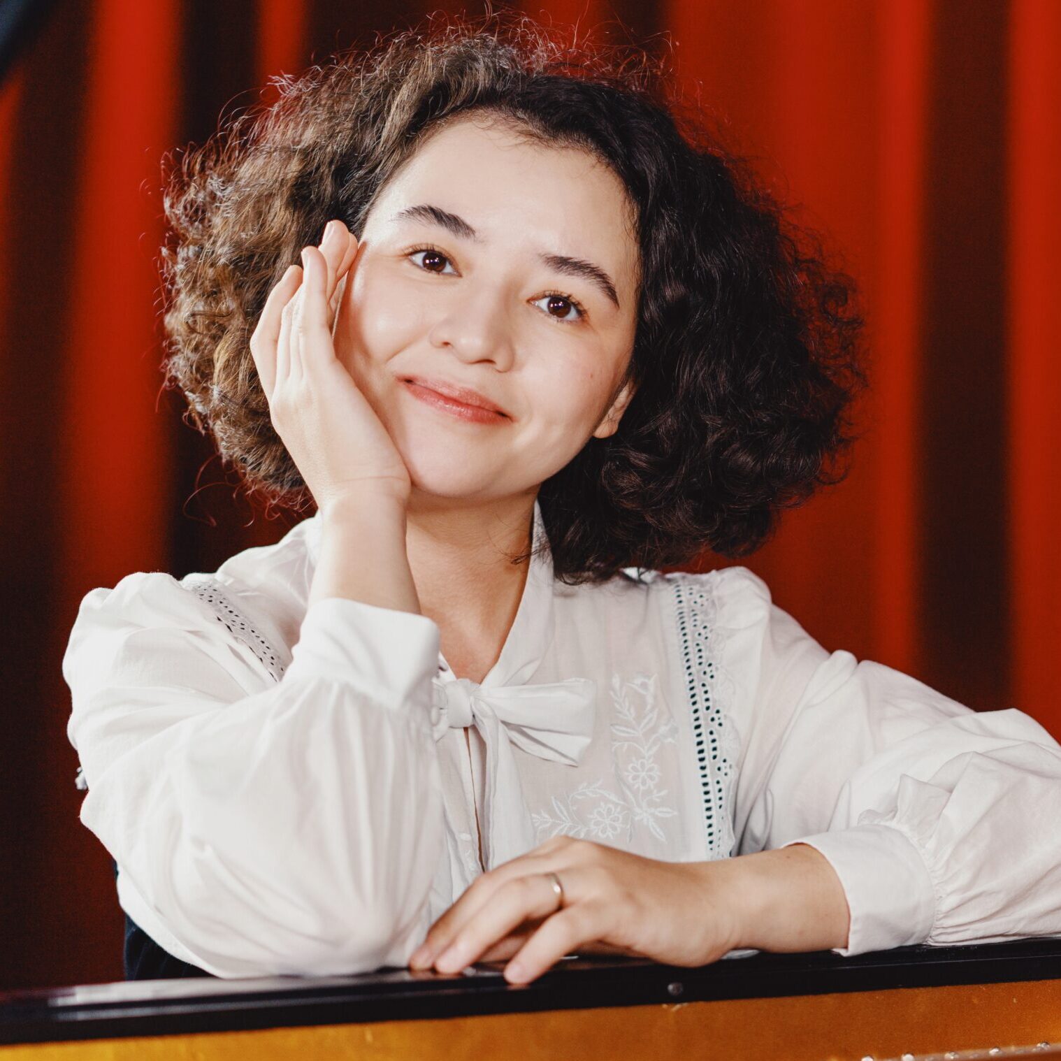 Evangeliya Delizonas-Khukhua posed with a piano