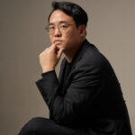 Pianist Julian Jaeyoung Kim posing.